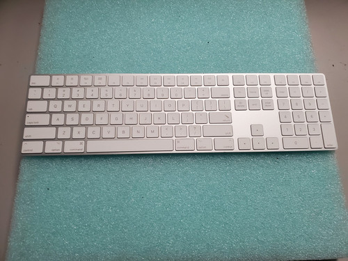 Apple magic keyboard - magic, with
